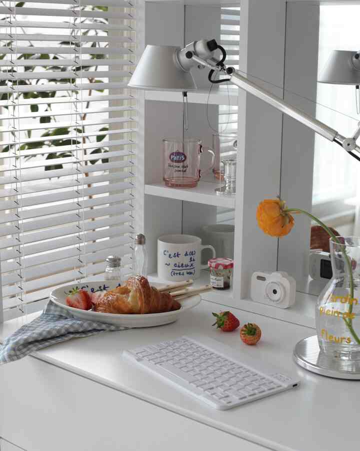 #홈스토랑
Home cafe on a spring day🥹

Warm spring sunlight seeps through the blinds.
A simple piece of bread and a cup of tea
And memories with Samedi🩵

At this moment,
I feel like I'm sitting in a corner of a park in Paris

enjoying a picnic.💙🤍

Remembering the short but brilliant memories with Samedi in April📸

We who enjoy small romances,
𝑻𝒉셜 𝑷딸𝒓𝒊𝒔혀딸𝒏 𝒄𝒍𝒖𝒃(@samed_parisian)

#Parisian Club #세임디 #파리지앵클럽8기 #홈카페 #홈카페존 #homecafe #온더테이블