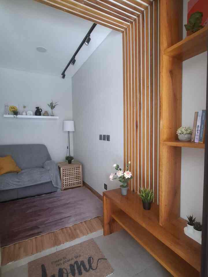 salah satu bagian yg jarang sekali saya abadikan adalah bagian foyer ini, krn memang seuprit sekali ukurannya tapi bener-bener berfungsi sekali. selain sebagai tempat transisi antar bagian dalam dan luar rumah area ini juga kadang kita gunakan untuk menaruh sepatu dan tas.

area foyer kami ini sebagian besar menggunaka  kayu solid, agak riskan dan lumayan degdegan jika suatu hari nanti ada rayap, tapi tidak apa2. kita pikirkan lagi nanti.

tetangga, lebih suka ruangan tanpa foyer apa dengan foyer ? 

#Foyer #Entrance #Cat #SolidWood #RumahDenganFoyer #RuangTamuDenganFoyer