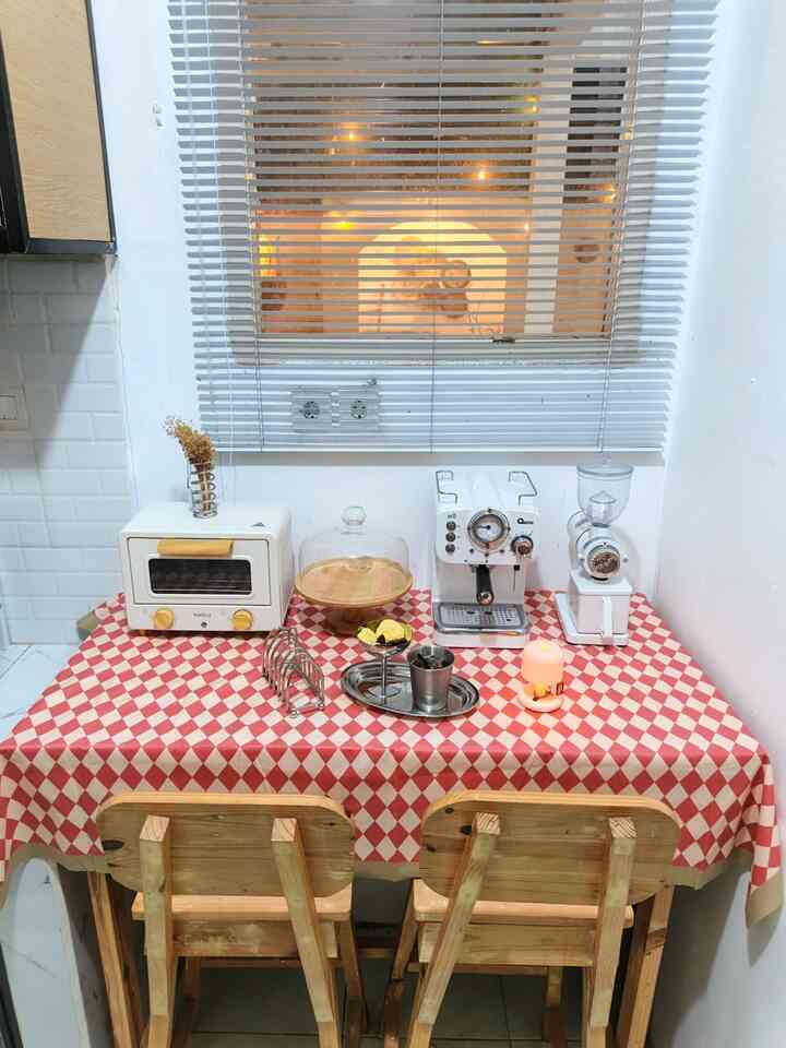 Cafe Rumahan ala Ryuto house 🩵
Salah satu sudut ruangan antara dapur dan pantry di rumah yang kami fungsikan sebagai coffee corner 😅. Nggak melulu selalu minum kopi, area ini juga di fungsikan untuk me time sekedar minum teh sambil menikmati roti, kue  & dessert. Area ini dilengkapi dengan meja tinggi ala bar lengkap beserta kursi dan juga di lengkapi jendela besar yang menghadap ke backyard. Di siang hari, jendela di area ini memberi cukup penerangan untuk area open space di rumah kami. 

#coffeecorner #homecafe #coffemachine #mejabar #kursibar #tablecloth #minicorner #rumahminimalis #openspace
