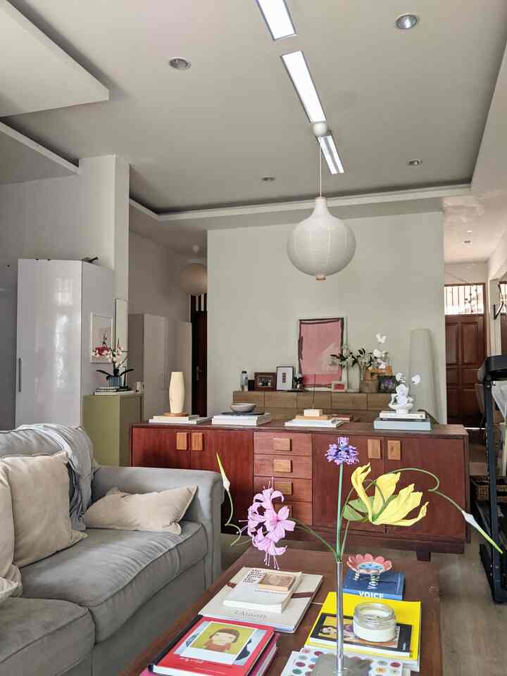 aku baru aja merasakan benefit lain dari ruang open space, kemarin ruangan ini harus jadi backup ruang kerja karena lagi ada event. untungnya ruang ini semua furniturenya loose dan bisa dipindah dengan leluasa jadi bener-bener nyaman buat tetap beraktifitas di sini💫 ngerapihinnya pun juga gampang, meskipun konsepnya open space tapi tiap barang udah punya rumahnya masing-masing, jadi satset pas ngebersihin
#credenza #buffet #lanternlamp #standinglamp #coffeetable #cabinet #loosefurniture
#RumahOpenSpace
#RumahTanpaSekat
#RumahLega