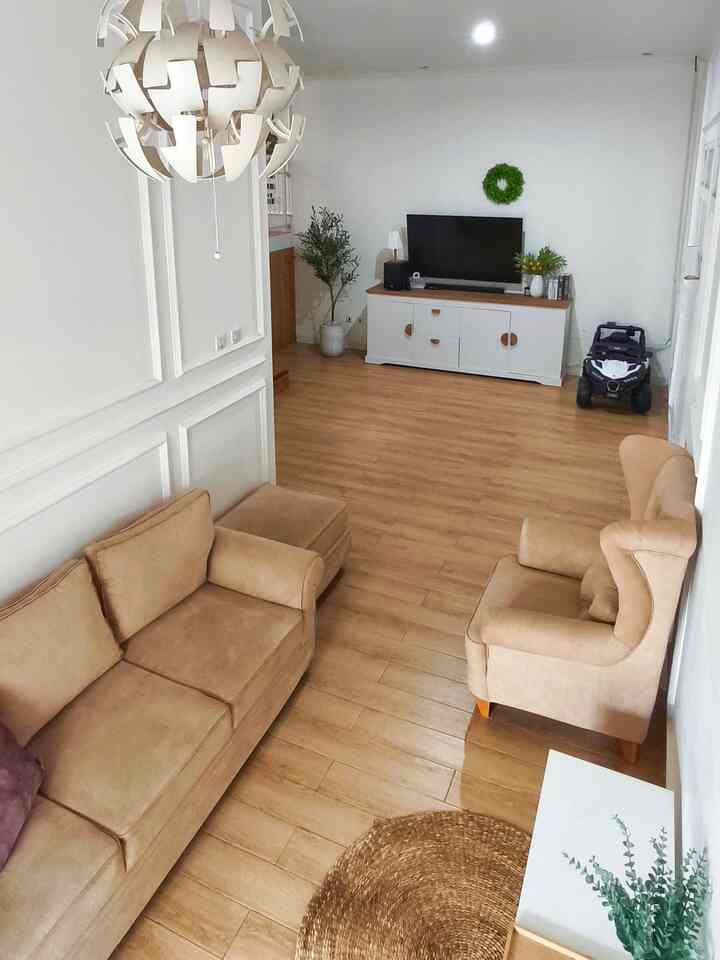 Hi, Selamat datang di ruang tamu 5D HappyNest yang mungil tapi berasa luas, yups berasa luas karena menyatu dengan ruang TV/keluarga 

Bagi kami ruang tamu menjadi bagian penting dalam rumah, walau mungil tapi tetap harus kita buat nyaman dan bisa leluasa beraktivitas didalamnya.

Ada beberapa hal yang harus diperhatikan untuk menciptakan ruang tamu mungil tapi berasa luas yang nyaman dan aesthetic.

Beberapa hal penting yang harus diperhatikan adalah pemilihan warna, tata letak, pencahayaan dan pemilihan furniture yang sesuai dengan tema rumah kita.

Ruang tamu di rumah kami menyatu dengan ruang TV atau ruang keluarga, kami memutuskan untuk memilih furniture dengan model yang timeless dan warna yang senada dengan tema rumah kami (White and wood).
Sedangkan di depan area TV kami sengaja tidak menggunakan sofa, dibiarkan begitu saja tanpa ada furniture, ini dikarenakan kami memiliki toddler yang masih senang bermain dan berlari2, jadi dengan tanpa adanya furniture membuat kami dan anak2 bisa bebas beraktivitas disini selain itu juga membuat ruangan terasa luas ☺️.

semoga menginspirasi 🥰
#rumahopenspace #rumahtanpasekat #rumahlega #ruangtamu #ruangtamuopenspace #warnacatrumah #rumahaestetik

