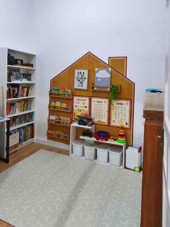 Selamat datang di ruang bermain 5D HappyNest, 
sebenarnya ini adalah kamar tidur yang dialihfungsikan menjadi ruang bermain anak. 
Karena anak bungsu kami masih kecil dan masih tidur bareng bersama kami, terkadang di kamar kakak-kakaknya juga, jadi kamar ini belum terpakai. 
Maka dari itu kami make over menjadi ruang bermain anak, dengan menambahkan sedikit aksen di dinding dengan menggunakan wallpaper sticker motif kayu dan menempelkan rak buku minimalis serta poster dan beberapa hiasan lainnya. 
Penggunaan play mate membuat ruang bermain ini semakin nyaman. saya juga menyimpan rak sepatu untuk menyimpan sepatu yang jarang digunakan. 

#ruangbermain #ruangbermainanak #rakbuku #raksepatu #bukuanak #playmate #5dhappynest #ruangbermainaestetik #homedekor



