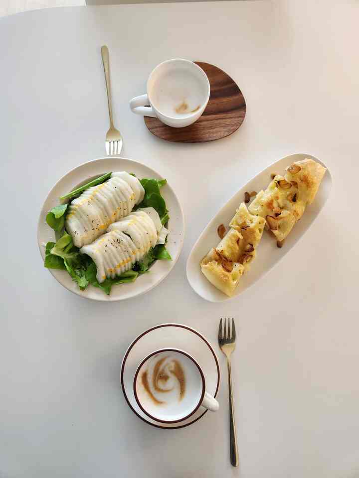 🤍

日曜日のブランチ

さわやかなソースが魅力的なメロンサラダ
昨日焼いて残ったのは冷凍したニンニクポカチア
暖かいカフェラテ

素朴なような豊かな週末ブランチです😊

＃ホームブランチ＃ブランチ＃ホームカフェ 
#homebrunch #homecafe