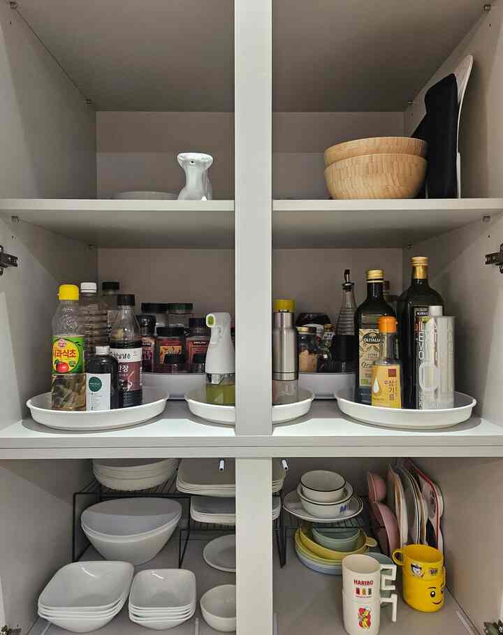 回転トレイを活用した今日の整理ミッションクリア

@ikea Variera は重量感があって前面に、
背面にはもう少し大きなプラスチック回転トレイ配置
普段使用する頻度に応じて区分して調味料を整理！

透明な味付けに細かくラベルも貼りたいのですが…
現実的には、ウォーキングマムは管理が難しくて時間もありません...
ただこの程度が私がぴったり気分良くなるほどの整理レベル♡

正直なところ… 
またどこに入れるのですか？

#今日の現実
#回転トレイ 
#organizingideas