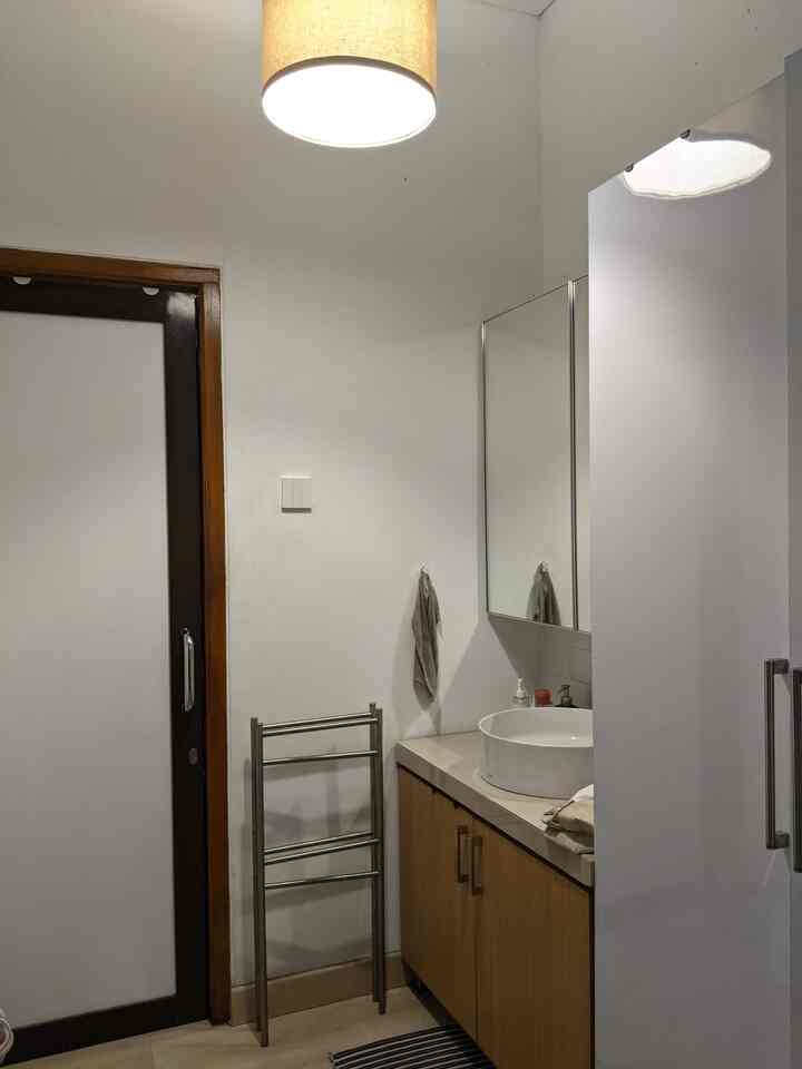 Kamar mandiku dulu tuh abstrak banget sampe aku gak pernah foto area ini😂 maklum namanya juga kamar mandi jadul dan gak terlalu diurus. Setelah renovasi, kamar mandi ini jadi lebih hangat dan fungsional. Penggunaan color scheme yang hangat, ambient light, dan art piece bikin area vanity dan kamar mandi ini jadi lebih styled dan cozy💫
#LampShade #Westsfel #Vanity #TowelHanger #Shelves #Sanitary #Shower
#RenovasiKamarMandi #BathroomMakeOver #InspirasiKamarMandi