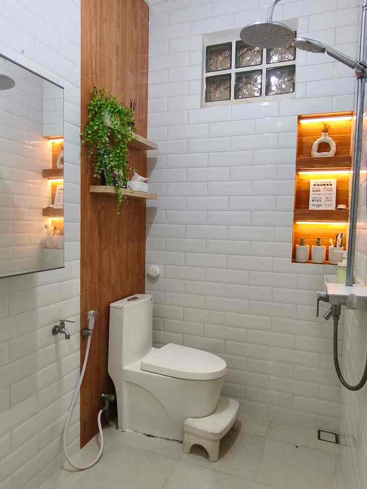kamar mandi mungil berukuran 130cm×180cm ini kami renov sedemikian rupa agar nyaman dan terkesan luas.
di slide ke dua adalah kondisi kamar mandi sebelum kami renov. 
Tips agar kamar mandi mungil terkesan luas dan nyaman adalah di pemilihan warna terang, disini kami memilih warna putih dan aksen kayu pada dinding serta tata letak toilet.
penambahan ambalan dan bunga juntai artificial bertujuan mempercantik dan membuat kesana tidak monoton.
#keramikkamarmandi #pintukamarmandi #waterheater #renovasikamarmandi #bathroommakeover #inspirasikamarmandi