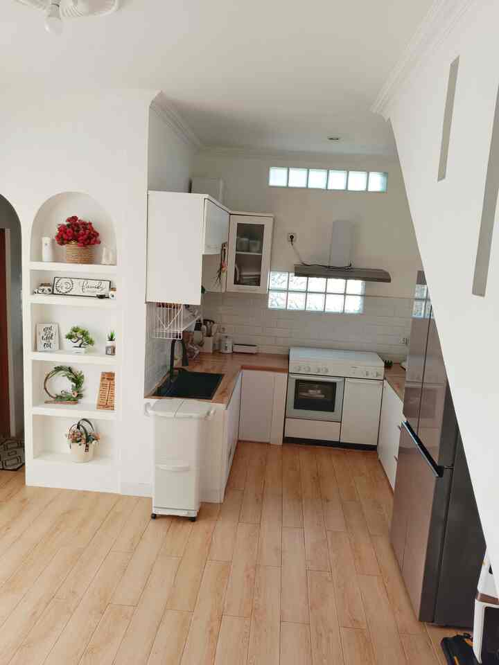affordable material di rumah 5D HappyNest Salah satunya adalah di ruangan ini, disamping dapur.
Awalnya ruangan ini tanpa sekat, membuat tampilan rumah menjadi tidak aesthetic karena beberapa barang ter-expose jadi memberi kesana berantakan tidak tertata rapi. 
saat renovasi kedua, kami memutuskan untuk menutupi bagian ini dengan partisi yang murah meriah, yakni dengan menggunakan Baja ringan sebagai rangkai dan gypsum untuk menutupinya. Dua bahan material ini sangat affordable. 
Hasil akhirnya membuat ruangan menjadi lebih rapi dan aesthetic.
#partisimurah #partisigypsum #sekatruangan #materialrenovasi #materialmurah #renovasiaffordable