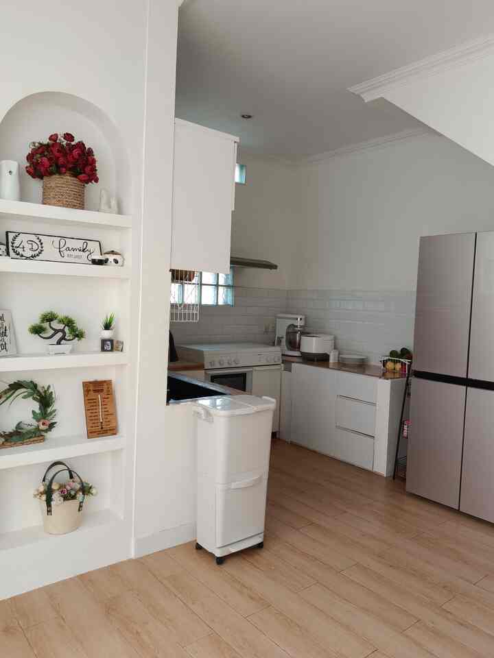 Dapur kecil tapi terlihat luas, yups karena dapur di rumah kami ini menyatu dengan ruang makan. pemilihan furniture, cat dan barang elektronik serta penempatan yang tepat membuat dapur ini semakin nyaman dan terluas.

#keramikmotifkayu #kitchensetminimalis #inspirasidapurmungil #dapurcompact #compactkitchen 