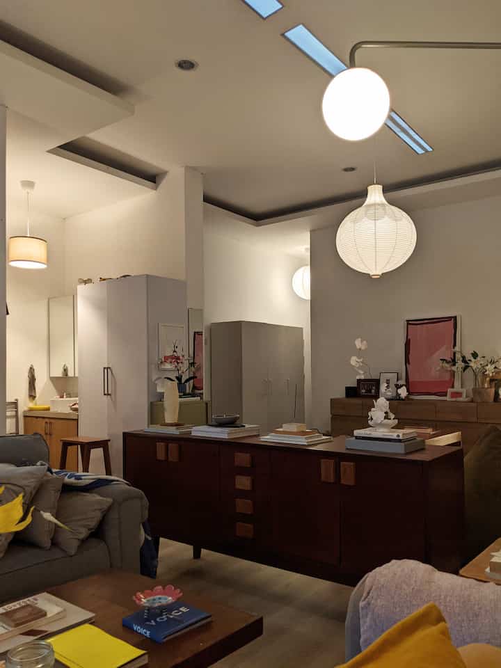 Konsep soup of light itu bikin rumah jadi keliatan cozy banget. Perpaduan antara berbagai jenis lampu kasih vibe yang nyaman dan grounded untuk ruangan. Pastikan pakai bohlam yang berwarna warm ya💫
#HangingLamp #LanternLamp #FloorLamp #TaskLighting #LampShade
#RekomendasiLampu
#LampuRumah
#NightVibe