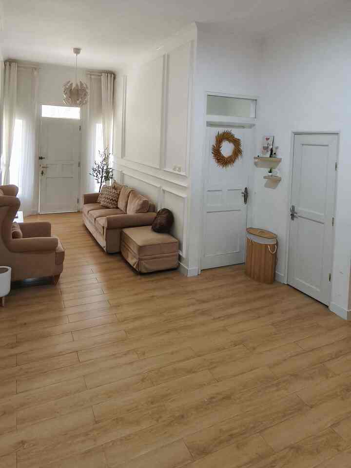 menciptakan ruang tamu yang nyaman dan aesthetic tidak hanya bergantung pada besar dan kecilnya ruangan tersebut, tetapi bagaimana kita bisa memilih dan menata furniture yang tepat untuk ruang tamu kita, pemilihan furniture mulai dari bentuk dan warna yang sesuai dengan tema rumah yang kita usung.
#sofaminimalis #keramikmotifkayu #stylingruangtamu #dekorasilivingroom #inspirasilivingroom