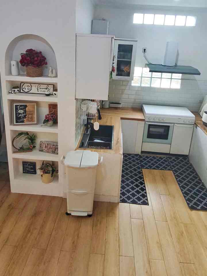 Salah satu ruangan fav. saya di rumah adalah dapur ini, Alhamdulillah ruangannya cukup lega jadi leluasa buat saya dan keluarga beraktivitas disini, terkadang ruangan ini suka dijadikan tempat berkumpul dengan teman atau keluarga yang sedang berkunjung, Hal ini memudahkan kami mengambil hidangan yg sudah saya sediakan ☺️. Dapur ini bersebelahan dengan dining room yang menjadi iconic di rumah kami.

#dapurminimalis #inspirasidapurminimalis #dapurdanruangmakan #kitchenanddiningroom #openspace #inspirasiruangmakan #dapurcantik #ruangmakan 
