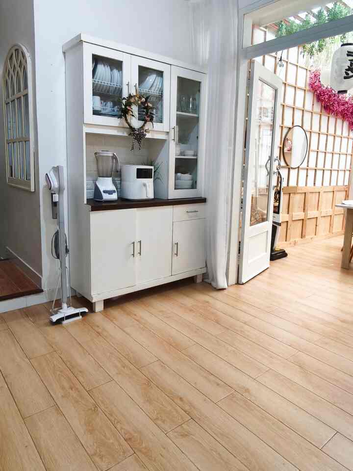 Bagian Dapur yang baru tayang, yups ini adalah tempat dimana alat alat makan kami simpan, dan beberapa storage makanan juga kami simpan disini. karena kitchen set kami masih bawaan dari pemilik sebelumnya, jadi kami belum membuat kitchen set yg proper untuk menyimpan alat makan dan keperluan lainnya. solusinya kami memakai lemari ini. 
untuk kitchen set yang sudah ada kami gunakan untuk menyimpan barang2 yang Masih dibutuhkan tapi jarang digunakan.  semoga menginspirasi 🥰 

#lemaripiring #dapurminimalis #kitchenorganization #dapurrapi #penyimpanandapur