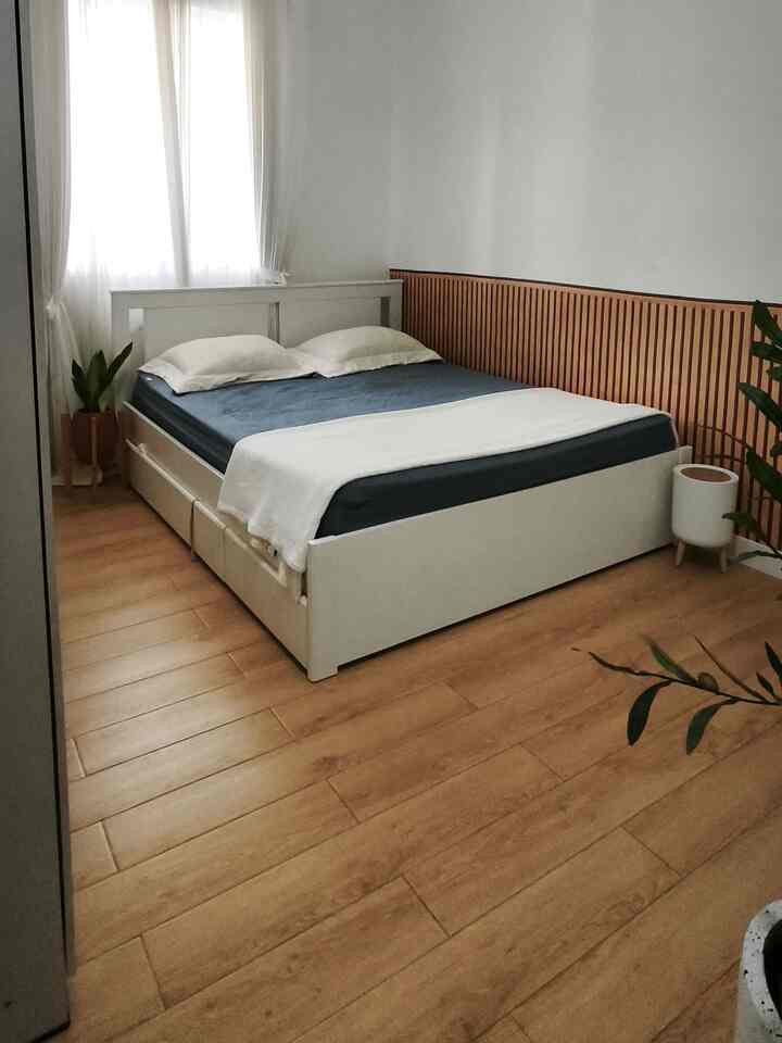 Kamar tidur merupakan bagian paling penting disetiap rumah, tempat kita beristirahat dari aktivitas seharian.
kamar tidur kami tidak begitu luas tapi cukup untuk kami berdua, terlebih sekarang anak paling kecil sudah tidur terpisah dengan kami.
Yups di kamar kami hanya ada dua bantal saja, karena saya pribadi tidak suka tidur menggunakan bantal☺️.
Kamar tidur kami cukup compact, hanya terdapat dipan, lemari baju, chest drawer, Tv dan rak serbaguna karena disesuaikan dengan luasnya.

#dipan #tempattidur #bedroomstyling #inspirasikamar #kamartidurnyaman

