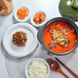오친님들 주말 저녁 맛있게 드셨나요? 
저는 순대국밥을 먹었는데, 
잘 사용하고 있는 살림살이 중 하나인
우드 트리 냄비받침 슥 보여드리고 가요🤍
그냥 둬도 오브제로 예쁜데
뚝배기나 냄비 툭 올리기에도 좋더라구요. 
이열치열! 날이 덥지만 뜨거운 국밥 먹으며 더위 날려버렸습니다!
(사실 먹으면서 땀 엄첟 흘렸어요. 😂😂)
#살림살이 #콘수프기록 _ [1]
#우드트리 #냄비받침 #우드냄비받침 #트리냄비받침 #뚝배기 #순대국밥 #국밥 #저녁메뉴 #주말저녁 #저녁식사 #저녁밥상 #맞팔 #맞팔환영 #소통 #소통환영 
