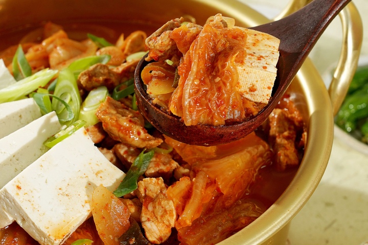 국·탕·찌개 > 고기 듬뿍 시골 김치찌개 870g | 오늘의집 쇼핑 고기 듬뿍 시골 김치찌개 870g