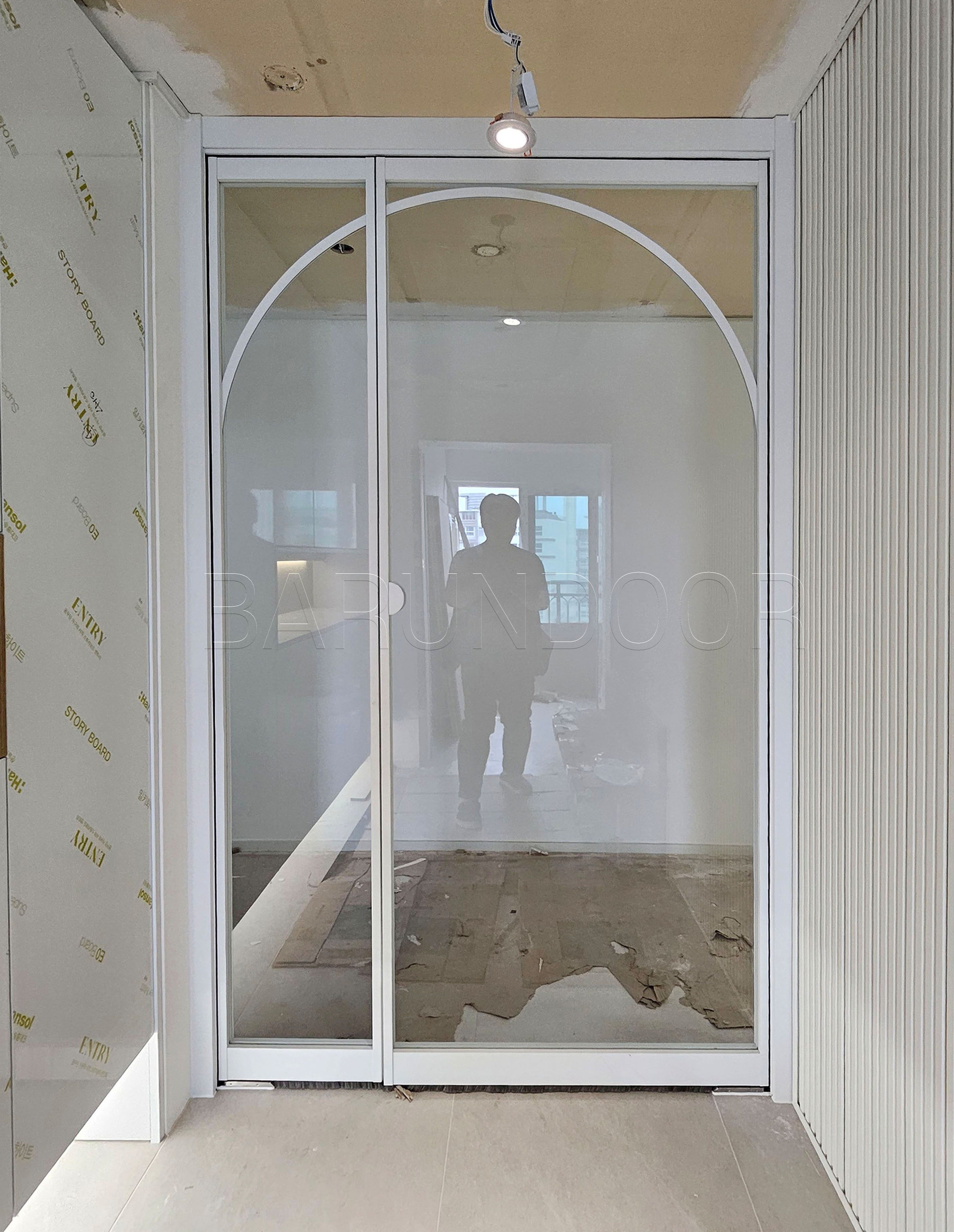 바른도어 초슬림유압 비대칭양개스윙중문 아치라인형 화이트 투명강화유리 