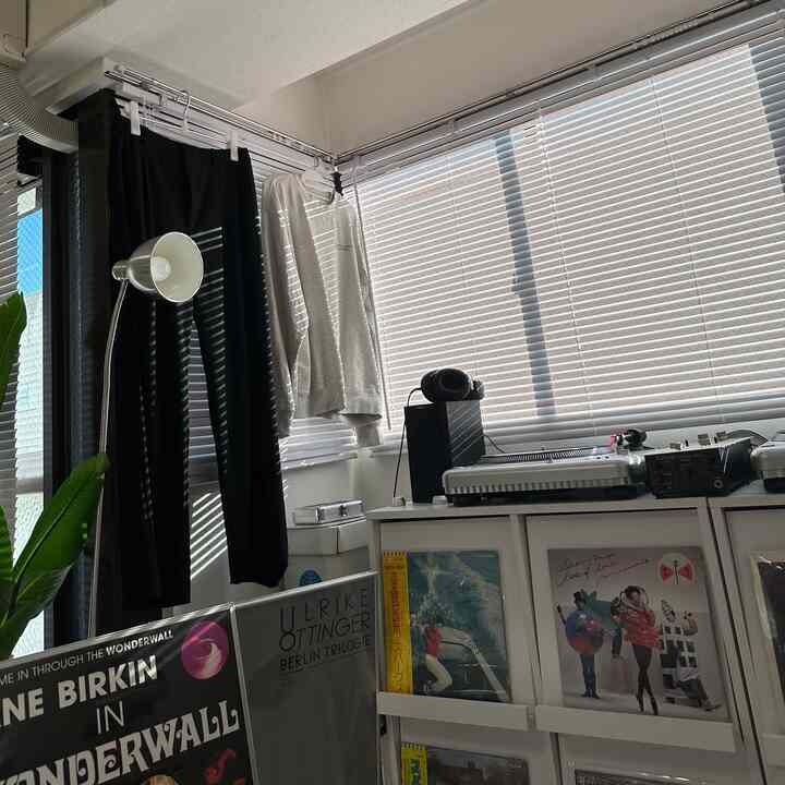 Barang-barang seperti handuk dapat dikeringkan di mesin cuci/pengering, namun pakaian sering kali dicuci dan digantung hingga kering di dalam ruangan.

#Mengeringkan di dalam ruangan #洗濯物