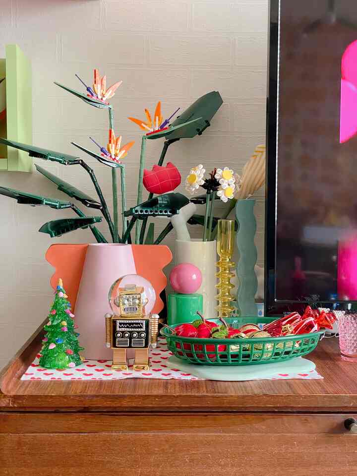 温かみのある木目調テレビ台の上に、カラフルなフランフランのオブジェとクリスマス飾りが配されたレトロな雰囲気のリビングルーム