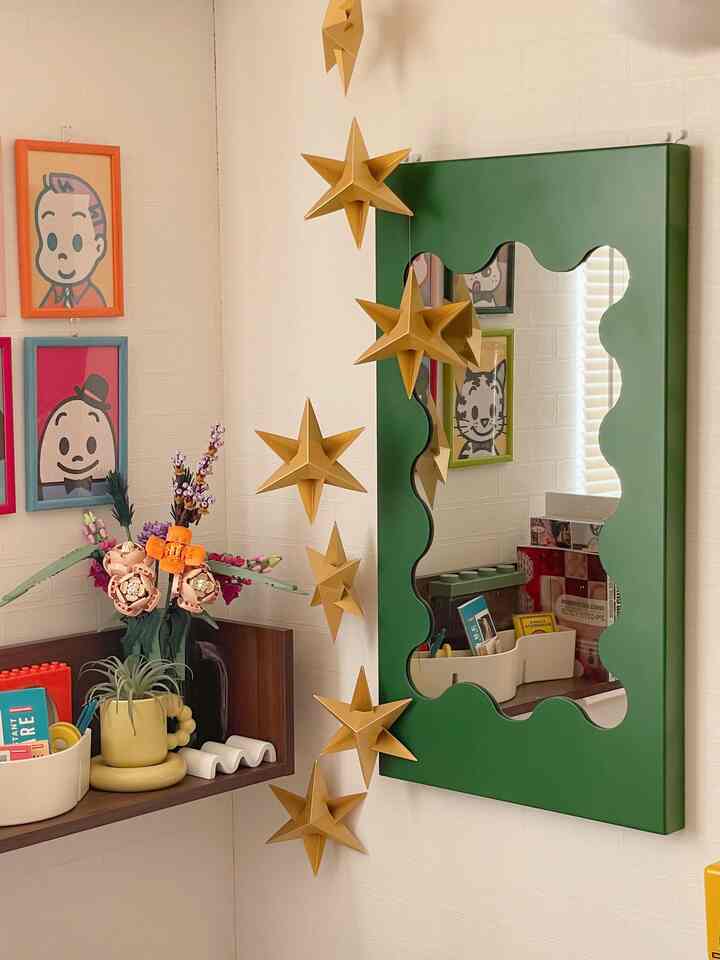 カラフルなインテリアの階段コーナー、星形のモビールと鮮やかなレトロ風の額装アートが飾られた印象的な空間