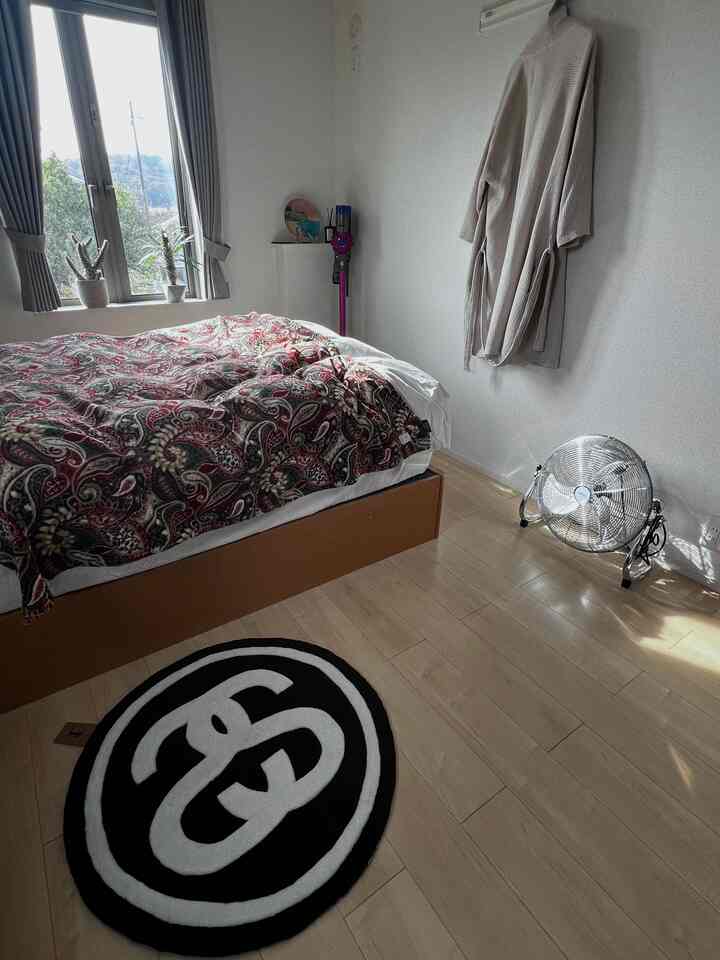 冬仕様のベッドルーム。stussyのラグは置き場が迷子のため、ひとまずベッドルームへ。かわいい。

#stussy
#IKEA