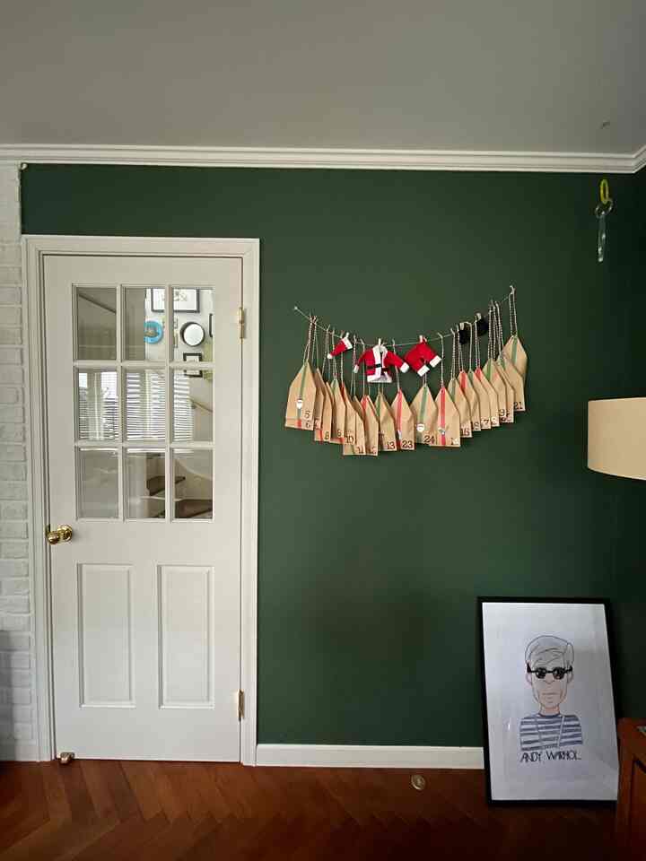 息子が楽しみにしていたアドベントカレンダーを
作りました。
作った材料はフライングタイガーの
サンタクロースの洗濯物ガーランドに
ダイソーで買った封筒を使って作りました。
まだ楽しみにしてくれるので、
頑張って作った甲斐がありました。
#アドベントカレンダー #クリスマス #フライングタイガー #クリスマス 
#christmas #flyingtiger #adventcalender