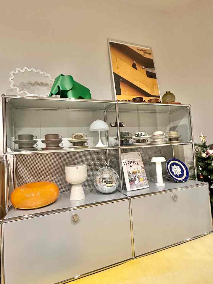 アートポスターはお家中に配置🎨
6枚新たに購入したのでお部屋が華やかになりました🌈


#ポスター
#IKEA
#食器棚
#コーヒーカップ
#ラグ
#間接照明
#イッタラ
#北欧食器
#ミラーボール
#インテリア雑貨