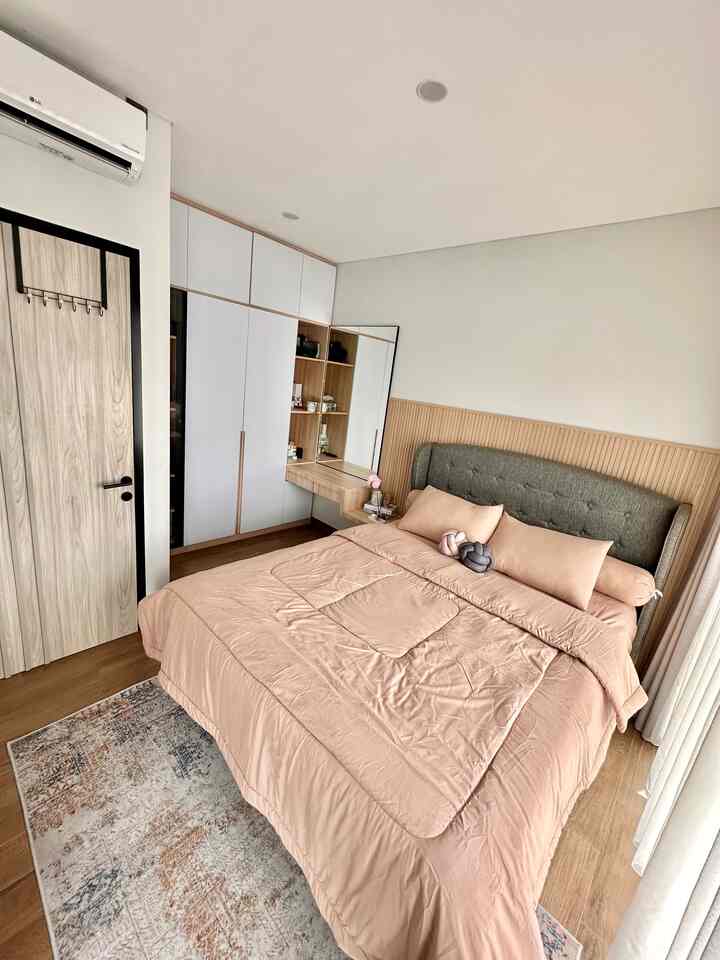 Kamar Utama dirumahku adalah ruangan paling estetik dirumah. Suasana hangat dan nyaman dari kamar ini tercipta dari tema warna earth tone. Tidak ada konsep khusus, hanya ingin ruangan ini terasa nyaman dan bisa menjadi tempat melepas penat setelah aktifitas seharian diluar rumah.

Selling point dari ruangan ini yaitu furniture meja rias dan lemari yang dipesan secara custom, ditambah dengan wallpanel untuk memperindah ruangan.

Tips buat kamu yang ingin memiliki ruangan estetik, pertama tentukan dulu pemilihan warna dan bahannya, buat dalam bentuk mood board dan sesuaikan dengan budget serta keinginanmu.
#aestheticroom
#aesthetichomedecor
#homestyling
#bedroominspo
#homedecorinspiration
#modernindustrial
#rumahcluster
#Depok
#72m2
