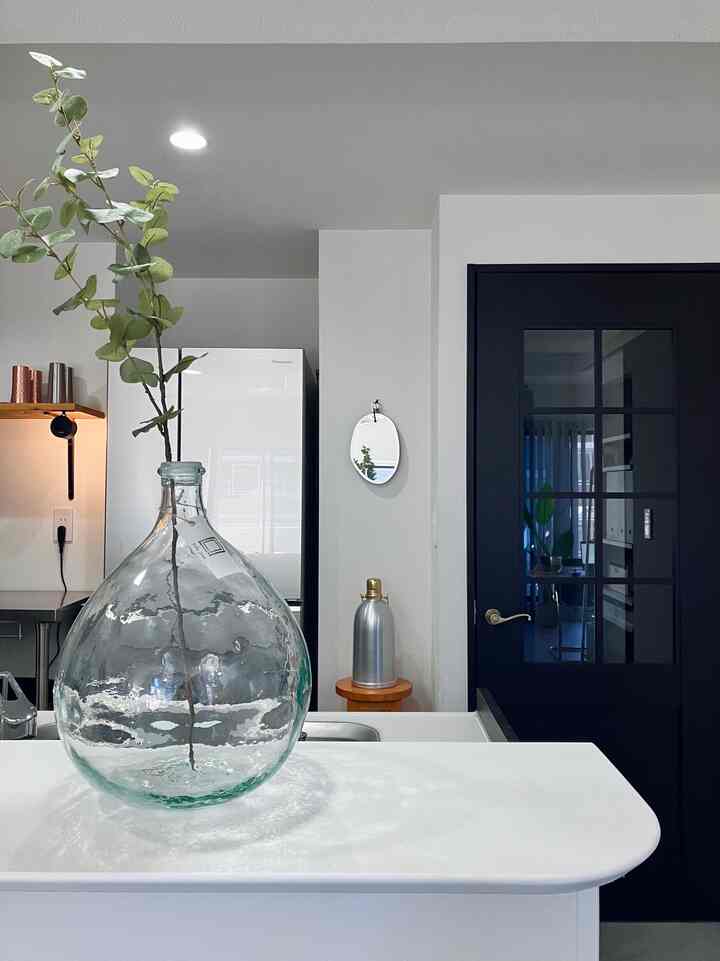 フランスデミジョンボトルは、存在感がありつつも圧迫感がなく、色んなテイストに合うので気に入ってます♪

#キッチン #キッチンカウンター #デミジョンボトル #ビンテージボトル #ビンテージ雑貨 #ウォールミラー #インダストリアル 