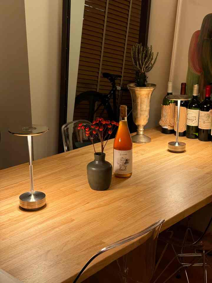 自作の花瓶とo-house様にギフトで頂いたオレンジワイン、暖色のアクセントが非常にお気に入りです👏

#一人暮らし
#ダイニングテーブル
#ワイン
