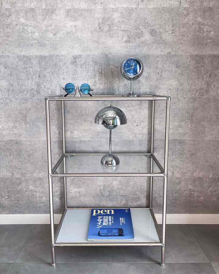 ブルーのアイテムが好きです🟦
上段の時計は1970年代の東京時計のもので、スペースエイジなデザインが気に入ってます♪

#ブルーインテリア #ブルー #スペースエイジ #モジュール家具 #シンプルインテリア #テーブルランプ 