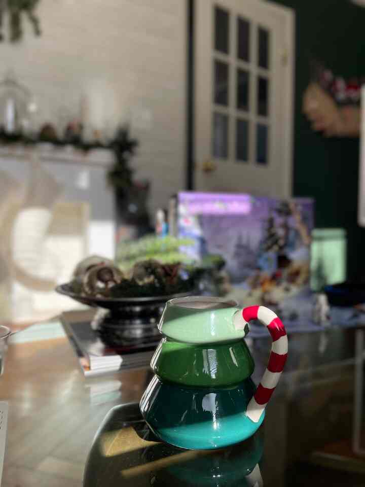 フライングタイガーのツリー型マグでコーヒーを飲みながらソファーでゆっくりできる時間が
休日しかない。。
意外に忙しくてバタバタ！！
来週のクリスマス週はゆっくりしたいな。
#クリスマス #フライングタイガー #クリスマスマグ　