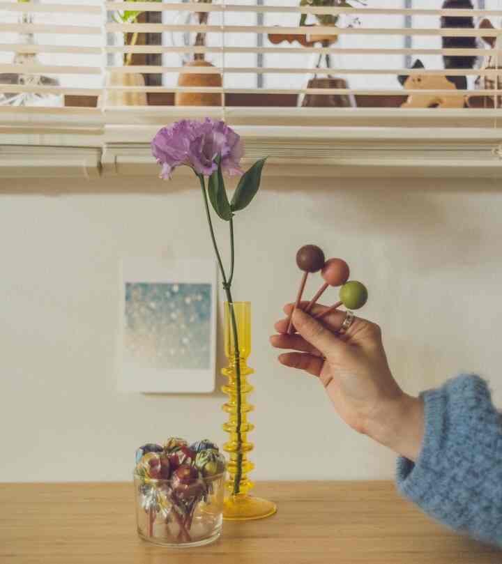 🟤🔴🟢

中身もカラフルなこのお菓子はルペパンのフルール・ドゥ・ボンボンというロリポップ型のチョコレートです🍫

ボデガグラスに入れてみたら意外と可愛かった🫢💕

#花瓶
#フラワーベース
#グラス
#ダイニング
#ナチュラル
#一輪挿し
#花
#うちカフェ