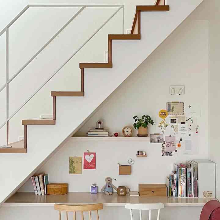 娘が描いた絵が素敵なポストカードに馴染んでいるスタディスペース👩🏻‍🎨📃（親ばか）

-

#인테리어#マイホーム #新築一戸建て#リビングイン階段#ポストカード#韓国インテリア#韓国雑貨#スタディスペース
