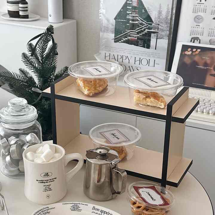 ベージュとホワイトのトーンのホームカフェ空間、2段ミニ収納ラックとおやつが置かれた居心地の良いテーブル環境