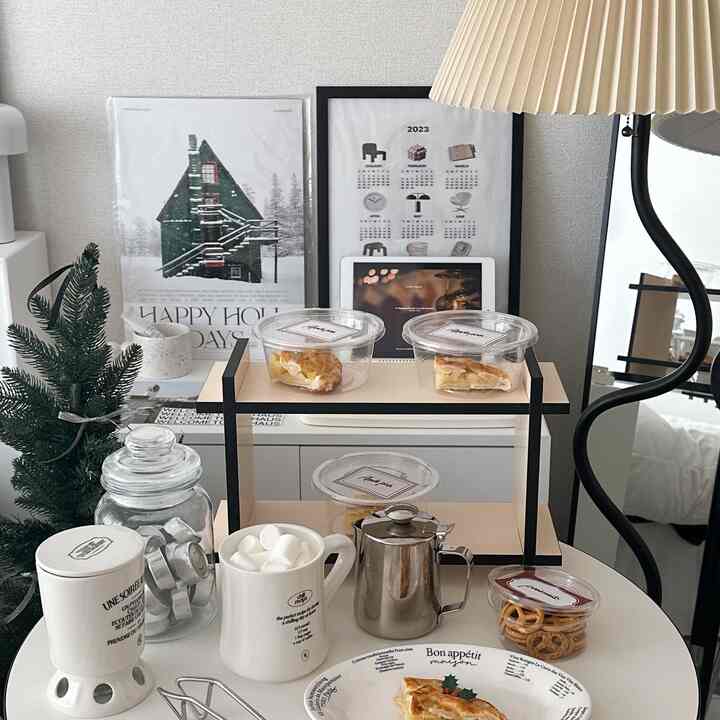 白とベージュの色調のホームカフェ、2段のミニラックとコーヒー用品が配置された雰囲気のある空間