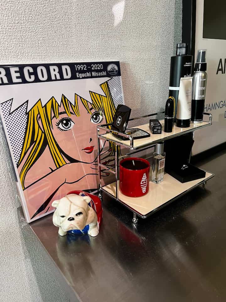 シルバーフレームとアクリルのモジュール2段棚に化粧品とキャンドルが並ぶモダンなインテリアスペース