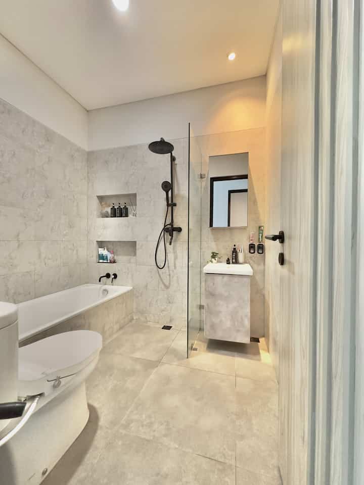 Modern Industrial Bathroom dirumah de mahendra 🤎

Kamar mandi utama kami memang tidak terlalu luas, ukurannya hanya 2x2,4 m2. Aku dan suami punya keinginan untuk memiliki kamar mandi dengan bathup untuk berendam saat lelah atau ingin relax.

Dengan bantuan arsitek yang mendesain rumah kami, lahan yang terbatas bisa didesain dengan baik, sehingga walaupun kecil masih muat untuk bath up.

Sanitary seperti shower, keran bathup, dan wastafel menggunakan warna hitam supaya makin terasa style industrialnya.

Kalau kamu suka kamar mandi dengan style apa??? 
#bathroominspo
#bathroominspiration
#kamarmandirumah
#rumahcluster
#modernindustrial
#homestyling
#homeinspiration
#72m2
#rumahdengananak
#Depok
#homedesign
