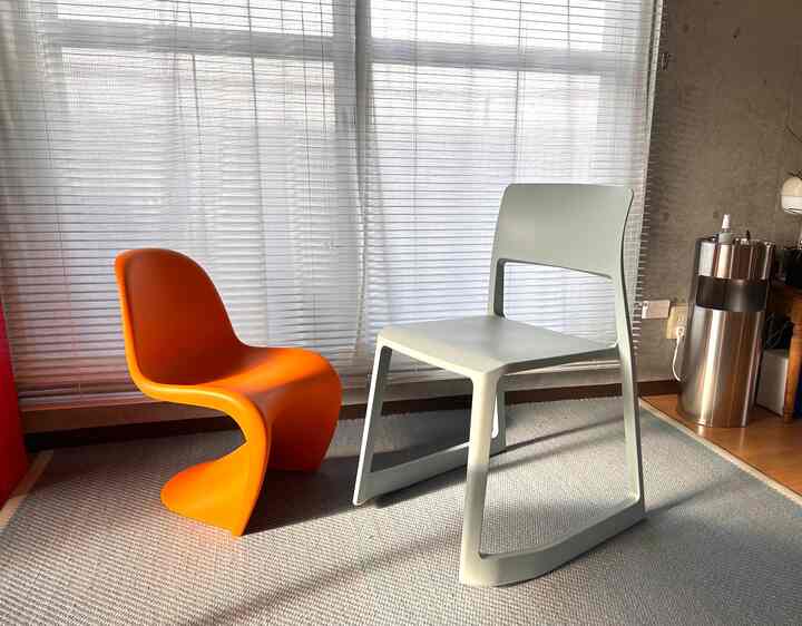 2023.12.18

我が家に #vitra #tiptonの別カラーが仲間入り〜
グレーと思って買ったら淡い水色だったけど
可愛いから🙆🏻

せっかくなんでパントンJrと📸