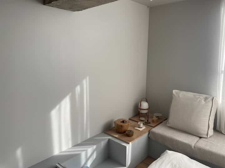 光の差し込む穏やかな時間は、そんな光景を楽しめるリラックスコーナーで1人時間を。
お気に入りのアイテムを並べて、アロマを炊いて過ごす時間は至福です⚫︎

#aesop  #オイルバーナー #コージーコーナー
#santaandcole #照明 #リラックスタイム
#デイベッド #アロマキャンドル