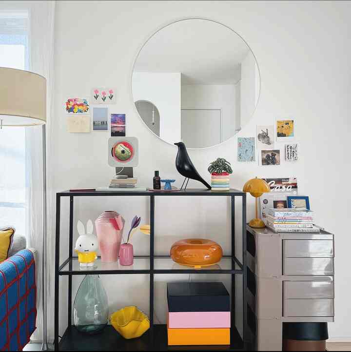 リビングダイニングのシェルフ🌼
気分でコロコロ変わります⊂︎( ^-^)⊃︎ 
おもちゃみたいな小物が大好き🌷

#建売住宅 #建売 #リノベ #カラフルインテリア
#colorfulinterior #ボビーワゴン