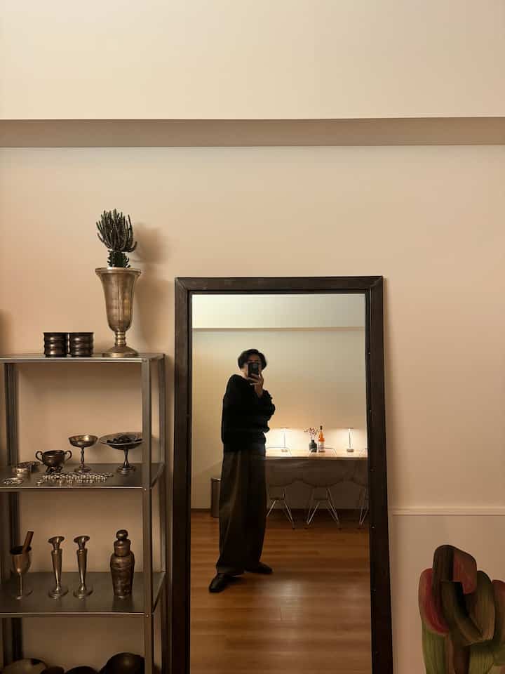 お部屋の模様替えをしました！
玄関にあった鏡を部屋のど真ん中に配置してみました。
部屋がとっても広く見えます。

#ルームツアー
#インテリア
#一人暮らし
#俺の部屋
#1ldk