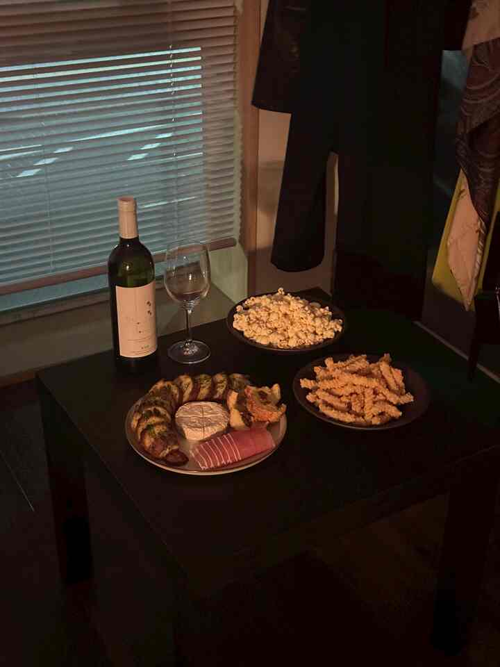 寝る前の晩酌(にしては多すぎる量)
IKEAのサイドテーブルはなんと1,000円、恐るべし安さ、、、

#インテリア
#一人暮らし
#ルームツアー
#IKEA
#俺の部屋