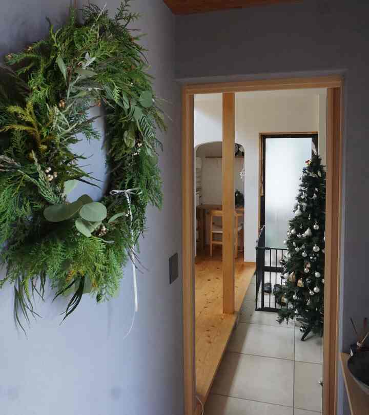 玄関に大きなリースを☺️
針葉樹のフレッシュな香りが迎えてくれます🌿

#クリスマス #クリスマス準備 #フレッシュリース #リース #リース作り #土間玄関 #土間リビング