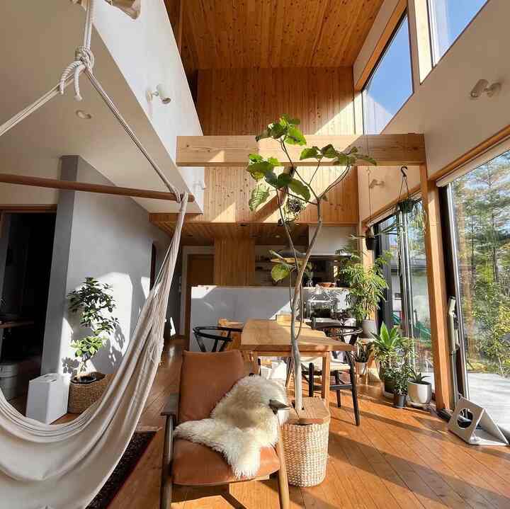 ムートンラグを出しました☺️

お部屋が冬らしくなって可愛いです🤍

#無垢床 #木の家 #ハンモックチェア #吹き抜けリビング