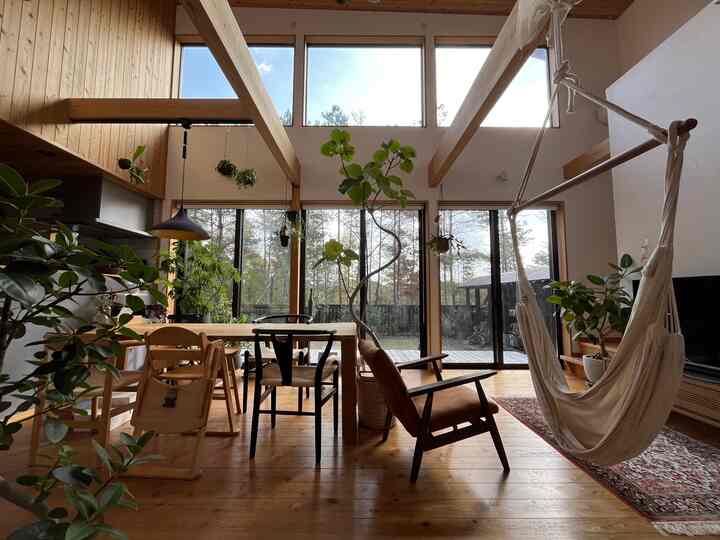 借景の緑と
室内の観葉植物達が
外と内を繋げてくれて
家の中にいても
自然を感じることができます🌿

#借景 #大きな窓 #大開口窓 #リビングダイニング #無垢フローリング