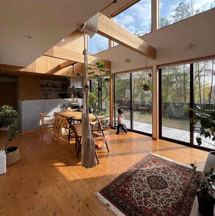 真っ白だった欅の無垢フローリング
3年でいい飴色になったなぁと感じます☺️

#無垢の家 #無垢フローリング #借景 #ハンモックチェア #ヴィンテージラグ