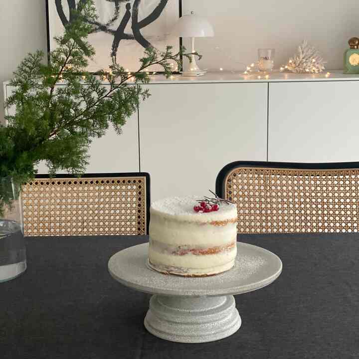 楽しみにしていたクリスマスケーキが届きました🍰今年は大好きなヴィクトリアケーキ。
梅花皮のケーキスタンドでいただきます🎄

#クリスマスケーキ #クリスマス #テーブルコーデ