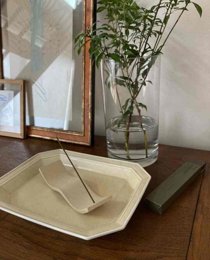 #ohouse
#incense holder
#Incense
#incense holder
#incense
Test sales of some carefully selected Korean items have started at Ohouse, and we received this incense holder as a gift 🎁
Naminami is cute🤤✨
Must check✔︎