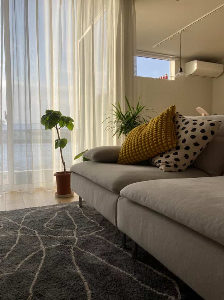 #リビング #ソファ #ソーデルハムン #1人掛けソファ #クッション #クッションカバー #ラグ #ジャーナルスタンダードファニチャー #ペンダントライト #かなでもの #ウンベラータ #観葉植物