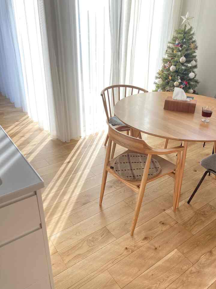 朝日が入るとレースカーテンの影ができて好き🫶

#ダイニング #ダイニングテーブル #円テーブル #ダイニングチェア #アデペシュ #チェアパッド #レースカーテン #ニトリ #アルザスツリー #アルザスツリー150
